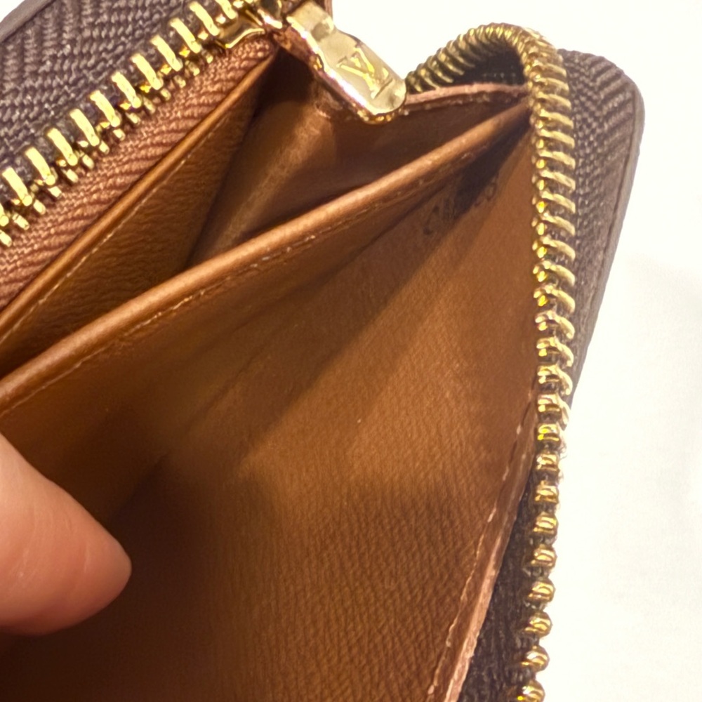 Louis Vuitton Zippy Wallet – Monogram Canvas (Authentic) - Picture 9 of 9